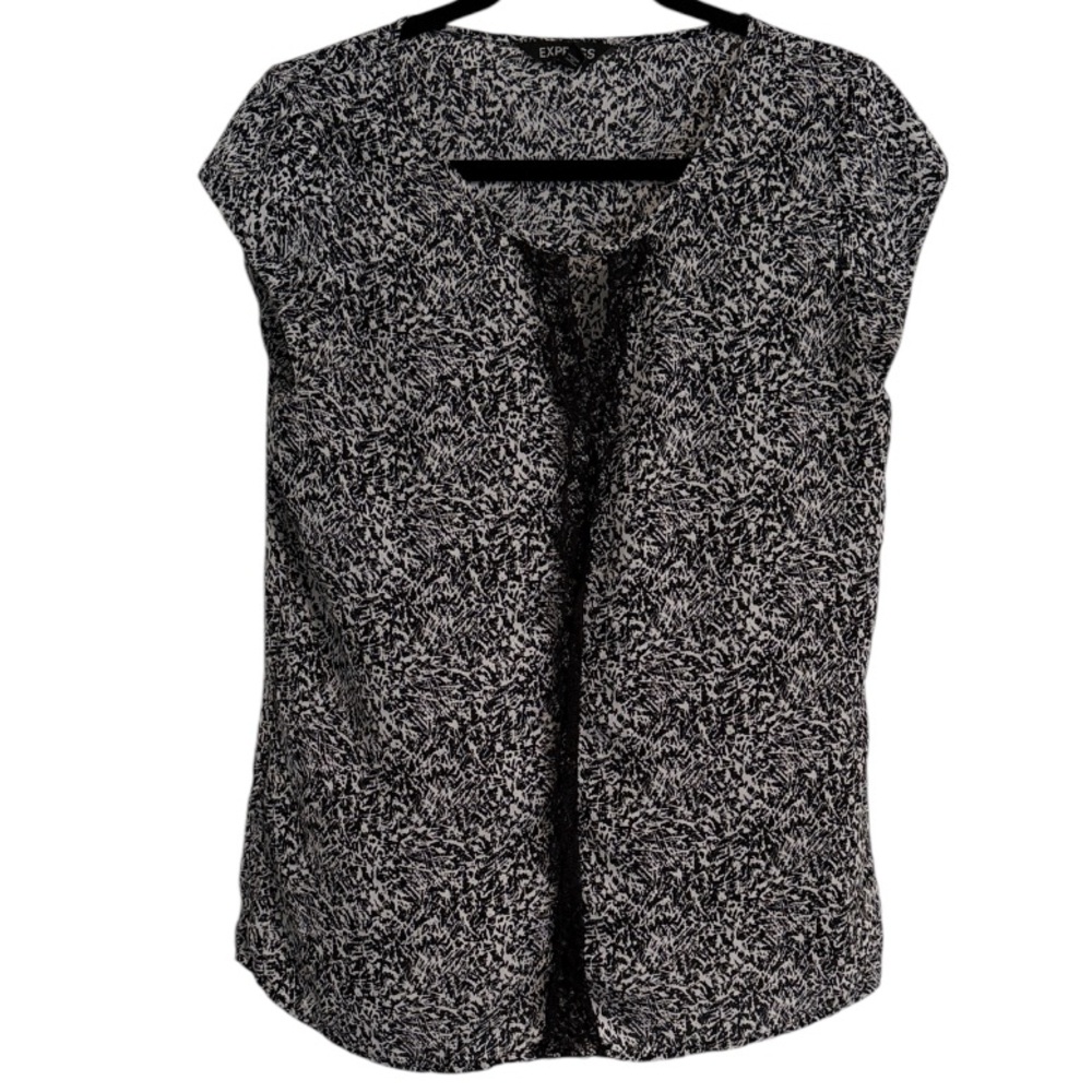 🖤 Express Keyhole Neckline Black and White Patterned Blouse 🖤